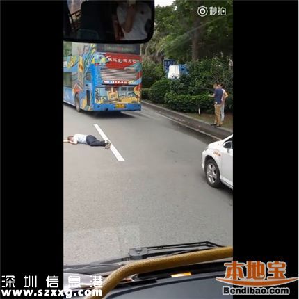 深圳小車司機(jī)打暈公交司機(jī) 網(wǎng)友斥協(xié)警不專業(yè)
