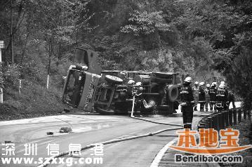 載96個氫氣瓶貨車側(cè)翻 機荷高速堵9小時