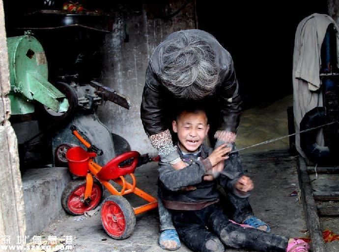 兄妹倆被拴豬圈邊 腦癱兄妹無(wú)錢(qián)治病好心塞(圖)