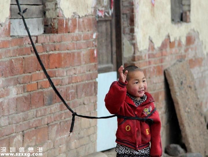 兄妹倆被拴豬圈邊 腦癱兄妹無(wú)錢(qián)治病好心塞(圖)