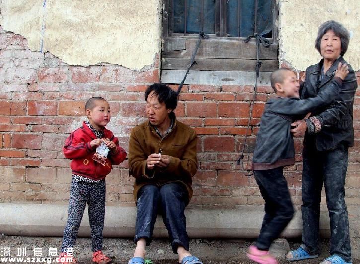 兄妹倆被拴豬圈邊 腦癱兄妹無(wú)錢(qián)治病好心塞(圖)