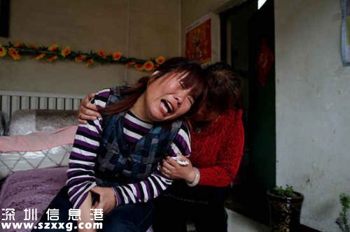 婚禮的司儀,是下村的郝書記,他表示,自己也是第一次主持陰婚,因為孩子年齡小,所以流程也簡單,就是“鳴炮”“燃燭”“上香”“碘酒”“餐宴”“焚紙”“入穴”等,整個流程下來大概不到10分鐘。葬禮上,張超凡的媽媽和姑姑抱頭大哭,渾身無力,只能先被親戚帶回家里。