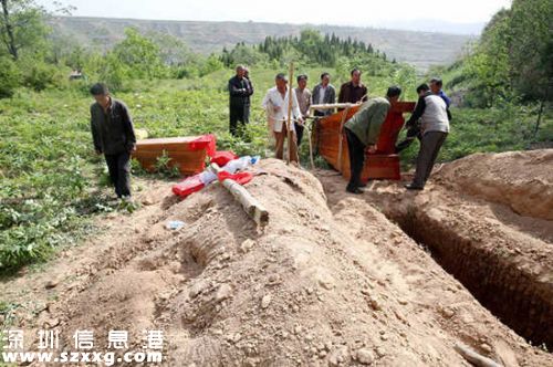 問及孩子的下葬問題,母親田雪娟告訴記者:“我們也希望孩子可以早點(diǎn)入土為安,我怎么能就怎么讓孩子安葬,而且我兒子才15歲,我不想要他一個人在下面孤零零的,所以按照這邊的風(fēng)俗習(xí)慣,希望可以給孩子配個陰婚。讓事情一次性搞定,不然我怕我以后老惦記,心不安?。∫彩墙o自己涂個心理安慰。”