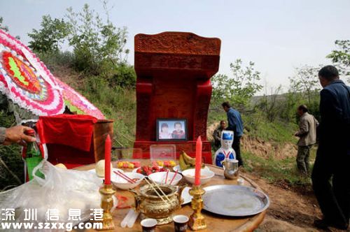 5月9日是母親節(jié),然而對于15歲的張海軍(化名)來說,他和他的母親以及家人永遠(yuǎn)是陰陽相隔了,5月6日,一場簡單的冥婚讓已經(jīng)失去生命的他娶上了“媳婦”,張海軍和自己的“媳婦”被合葬了離他家數(shù)百米之外的一座土坡上。