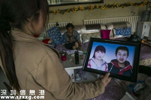 田雪娟說:“六家給了10萬元安葬費(fèi),讓我先把孩子下葬了。陰婚的女孩也找到了,是在芮城(山西運(yùn)城)那邊,一個下葬三年零三月的姑娘,去世的時候是16歲,和我兒子年齡也相當(dāng)。”按照習(xí)俗,張宏偉在5號就已經(jīng)派人前往女方家接靈,然后在張超凡的墓地上安放一晚,第二天再一起合葬。