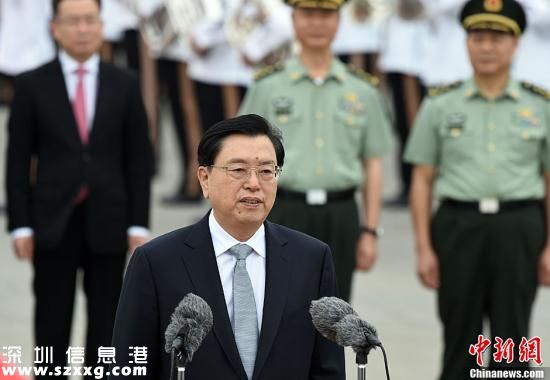 5月17日，中共中央政治局常委、全國人大常委會委員長張德江抵達香港，出席香港特區(qū)政府主辦的“一帶一路”高峰論壇，并視察香港特區(qū)。中新社記者 張宇 攝