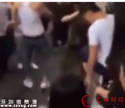 女子稱推嬰兒車碰路人后道歉，對方叫來4個紋身大漢當(dāng)街打人
