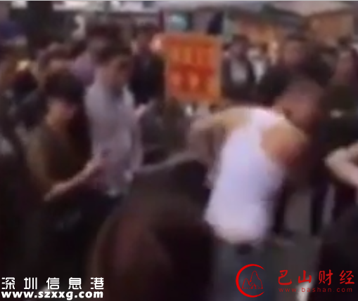 女子稱推嬰兒車碰路人后道歉，對方叫來4個紋身大漢當(dāng)街打人