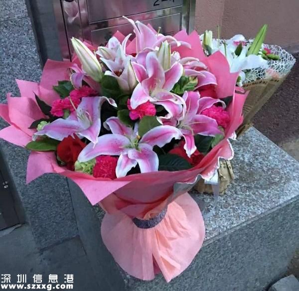 拍攝照片的該小區(qū)住戶在朋友圈寫道：“請大家切勿再來打擾，最真摯的祭奠來自內(nèi)心，先生千古。”