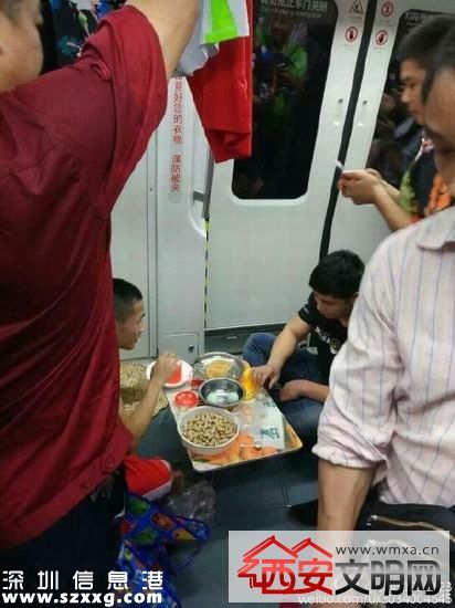 廣州三名男子地鐵支桌吃飯 被指為網絡主播炒作劣跡斑斑