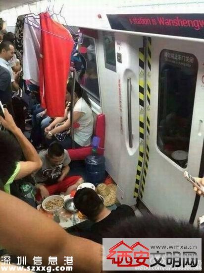 廣州三名男子地鐵支桌吃飯 被指為網絡主播炒作劣跡斑斑