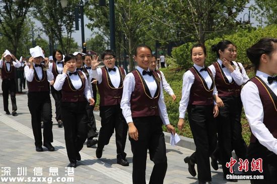 6月14日，是上海迪士尼度假區(qū)舉行盛大開幕盛典的首日。當(dāng)日，音樂劇《獅子王》中文版將首演，作為活動場地的購物餐飲娛樂區(qū)“迪士尼小鎮(zhèn)”暫時關(guān)閉。不過，上午，依然有不少市民游客前往附近游覽。圖為迪士尼酒店工作人員。