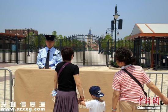 6月14日，是上海迪士尼度假區(qū)舉行盛大開幕盛典的首日。當(dāng)日，音樂劇《獅子王》中文版將首演，作為活動場地的購物餐飲娛樂區(qū)“迪士尼小鎮(zhèn)”暫時關(guān)閉。不過，上午，依然有不少市民游客前往附近游覽。