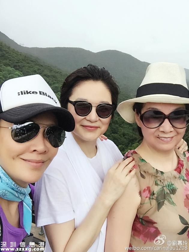 林青霞與劉嘉玲兩位大美人碰頭，會(huì)有何活動(dòng)？答案是爬山。昨天劉嘉玲在微博上傳她與林青霞及女友人爬山的照片，但沒有提到在哪區(qū)爬山。