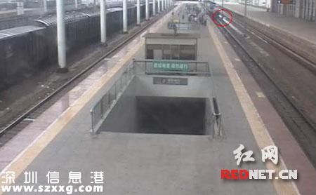 男子被推下站臺(tái)的瞬間。