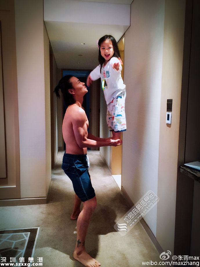 張晉雙手托舉女兒2人反應(yīng)不同  小時候父親也是這樣舉著他