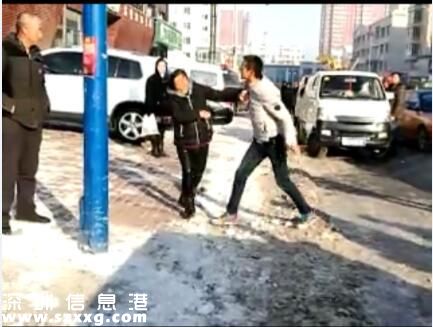 小伙當街毆打父母什么仇什么怨？竟是嫌婚房買小了！