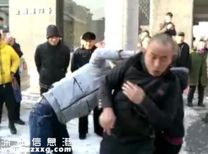 小伙當街毆打父母什么仇什么怨？竟是嫌婚房買小了！