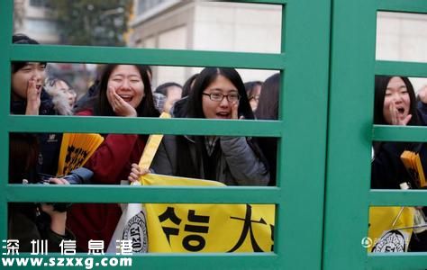 韓國(guó)高考拉開(kāi)帷幕 學(xué)弟學(xué)妹為前輩祝福祈禱 