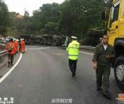 深圳機(jī)荷高速一10米長(zhǎng)的貨柜車側(cè)翻 司機(jī)遇難