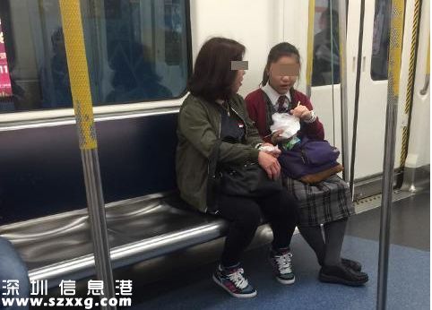 <a href=http://www.zshb029.com/shenzhen/ target=_blank class=infotextkey>深圳</a>一母女地鐵上旁若無人飲食 全車廂人都走了