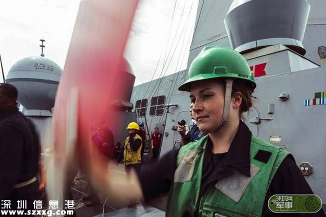 真會(huì)玩！美軍乘軍艦東海上打高爾夫(組圖)