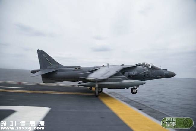 真會(huì)玩！美軍乘軍艦東海上打高爾夫(組圖)