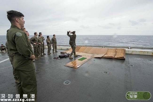 真會(huì)玩！美軍乘軍艦東海上打高爾夫(組圖)