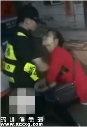 從片中可見，一名戴眼鏡的女商販與一名制服男子爭(zhēng)奪做生意的工具，其間女子見爭(zhēng)奪僵持，竟連番伸手抓住制服男下體，后者仍堅(jiān)持不放手，雙方扭作一團(tuán)；爭(zhēng)奪過程中女子不時(shí)辱罵制服男。
