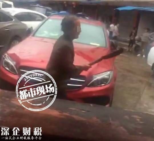     砸車的是一對夫妻，派出所警察接到報警后，趕到現(xiàn)場將老兩口控制住。撫州東鄉(xiāng)區(qū)公安局工作人員介紹，事件起因是鄰居產(chǎn)生矛盾 ，當(dāng)時停車擋了兩個老人的路，吵架時年輕人可能動手，老人就發(fā)火，就砸了車子的一塊玻璃引擎蓋砸凹了。