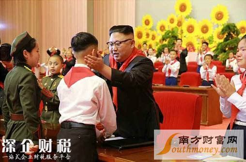 金正恩佩戴紅領巾與兒童互動。