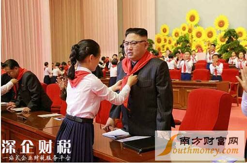 少年團員給金正恩系紅領巾。