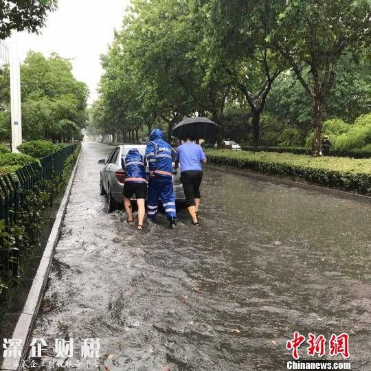 大雨當(dāng)前，南京當(dāng)?shù)爻枪軍^戰(zhàn)在搶險(xiǎn)一線，從清晨就開始排水救災(zāi)?！〕枪芄﹫D