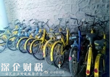 北京一河段放水浮出30余輛共享單車 車身長(zhǎng)滿綠毛