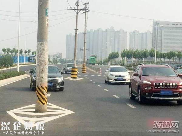 8根電線桿成路霸 老司機(jī)都忍不住吐槽：行車如過梅花樁