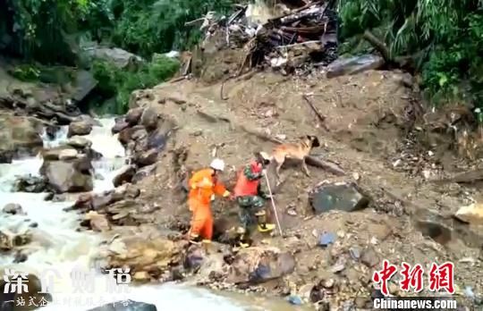 圖為消防官兵趕赴泥石流災(zāi)害現(xiàn)場救援鐘欣攝