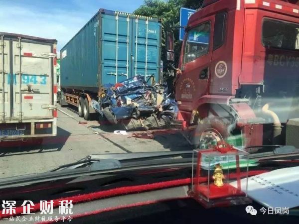 慘烈！東深二路往深圳方向一小車(chē)被貨車(chē)壓成鐵餅（4）
