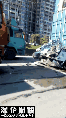 慘烈！東深二路往<a href=http://www.zshb029.com/shenzhen/ target=_blank class=infotextkey>深圳</a>方向一小車(chē)被貨車(chē)壓成鐵餅