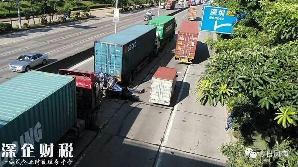 慘烈！東深二路往深圳方向一小車(chē)被貨車(chē)壓成鐵餅（5）