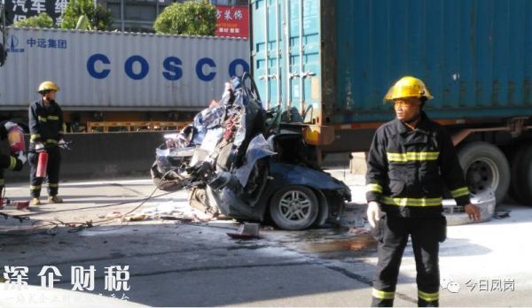 慘烈！東深二路往深圳方向一小車(chē)被貨車(chē)壓成鐵餅（5）