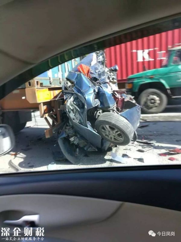 慘烈！東深二路往深圳方向一小車(chē)被貨車(chē)壓成鐵餅（3）
