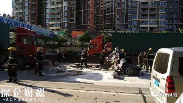 慘烈！東深二路往深圳方向一小車(chē)被貨車(chē)壓成鐵餅（5）