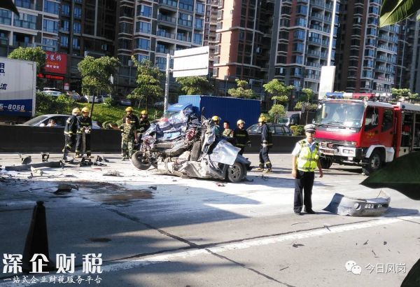 慘烈！東深二路往深圳方向一小車(chē)被貨車(chē)壓成鐵餅（2）