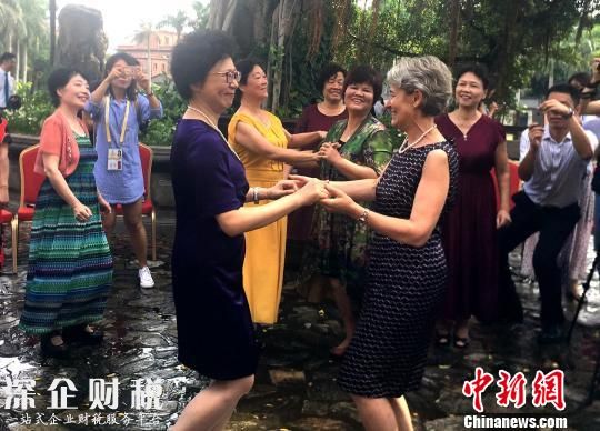 9月4日，聯(lián)合國教科文組織博科娃為廈門鼓浪嶼頒發(fā)世界遺產(chǎn)證書。圖為博科娃被鼓浪嶼社區(qū)音樂氣氛感染，博科娃翩翩起舞。 陳悅 攝