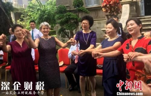 9月4日，聯(lián)合國教科文組織博科娃為廈門鼓浪嶼頒發(fā)世界遺產(chǎn)證書。圖為博科娃在鼓浪嶼社區(qū)音樂會上和民眾共舞。 陳悅 攝