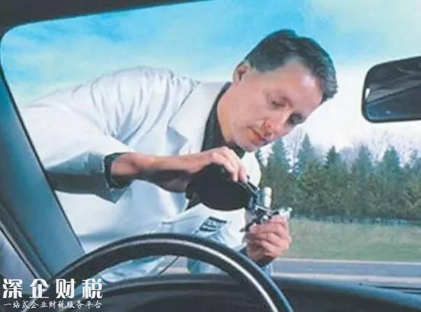 買二手車，新手買車看里程表，高手卻看車玻璃！