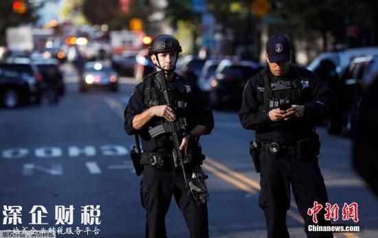 警察在襲擊事件現(xiàn)場附近警戒。