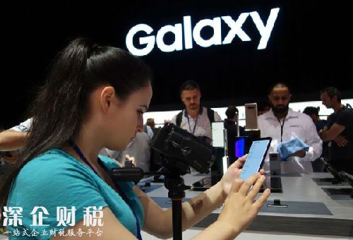 8月23日，在美國紐約，媒體從業(yè)人員在發(fā)布會上使用三星蓋樂世Note8手機(jī)。（新華/法新 ）