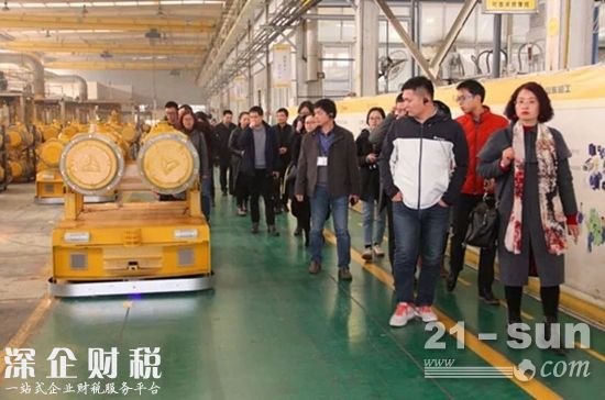 與會(huì)嘉賓在車間感受AGV智能物流的便捷性與精準(zhǔn)性