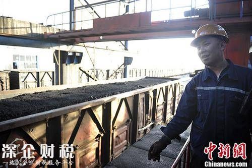 山西汾西煤礦貨運站一列滿載即將外銷煤炭的列車。（資料圖片） 中新社記者 韋亮 攝